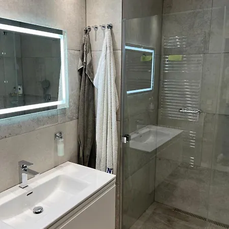 Newly Renovated: Sea-front Croisette, Top-floor Apartamento Cannes