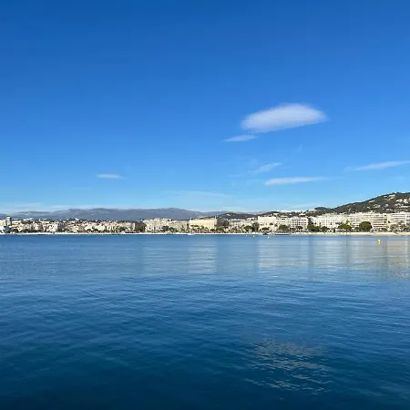 Newly Renovated: Sea-front Croisette, Top-floor Apartamento Cannes