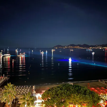 Newly Renovated: Sea-front Croisette, Top-floor Apartamento